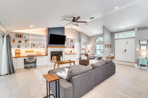 Screened Lanai and Fenced Yard Luxe Orlando Home near Cigarz at Citywalk
