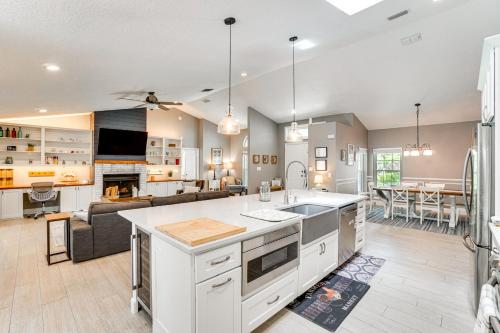 Screened Lanai and Fenced Yard Luxe Orlando Home near Cigarz at Citywalk