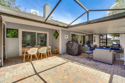 Screened Lanai and Fenced Yard Luxe Orlando Home near Cigarz at Citywalk