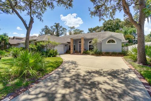 Screened Lanai and Fenced Yard Luxe Orlando Home near Cigarz at Citywalk