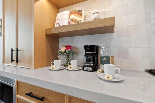 KBM Resorts: Elegant Decor Walk to Cabriolet Free Canyon Village Shuttle