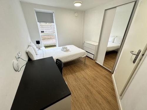 Cosy Budget En-suites, Optional Kitchen, Liverpool, Liverpool (photo 8)
