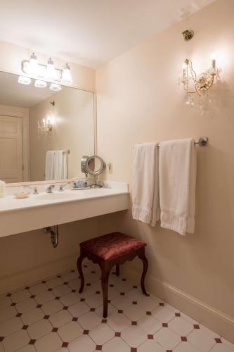 584151063 Bluenose Inn - Bar Harbor Hotel