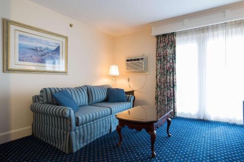 584151153 Bluenose Inn - Bar Harbor Hotel