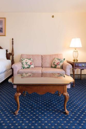 584151182 Bluenose Inn - Bar Harbor Hotel