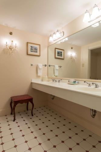 584151206 Bluenose Inn - Bar Harbor Hotel