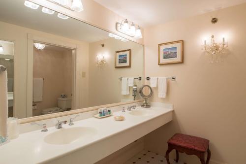 584151229 Bluenose Inn - Bar Harbor Hotel