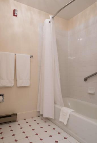 584151230 Bluenose Inn - Bar Harbor Hotel