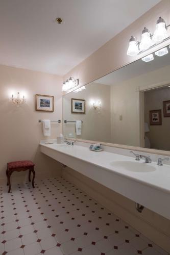 584151297 Bluenose Inn - Bar Harbor Hotel