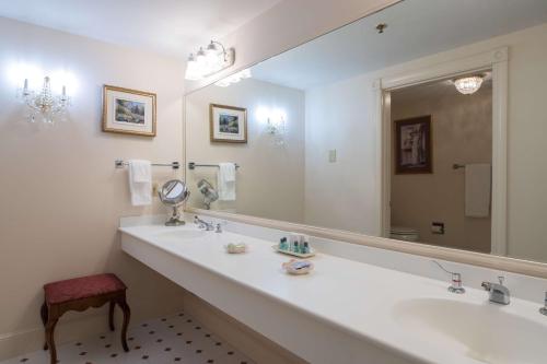 584151341 Bluenose Inn - Bar Harbor Hotel