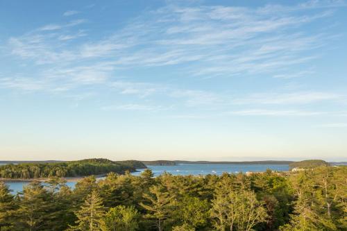 584151377 Bluenose Inn - Bar Harbor Hotel
