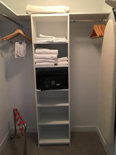 BeachWalk Condo with Beach Club 2bed 2bath in Hallandale Beach, USA