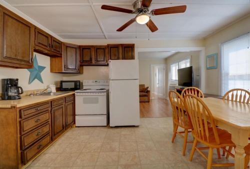 ห้องครัว, Waves Oceanfront Resort in โอลด์ออร์ชาร์ดบีช (เมน)