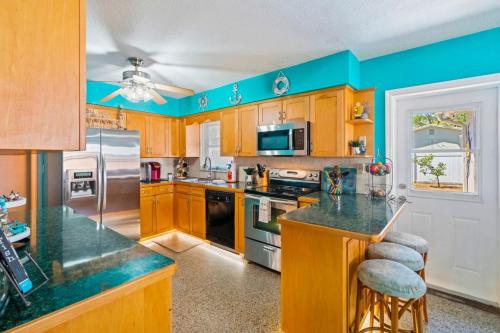 keuken, St. Pete Haven Private 3 Bedroom 1.5 Bath Home in Bay Pines