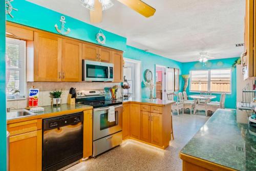 keuken, St. Pete Haven Private 3 Bedroom 1.5 Bath Home in Bay Pines