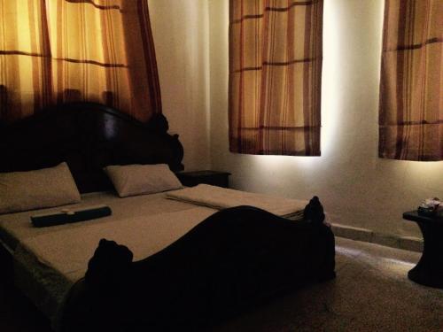 1 queen bed, 1 twin bed