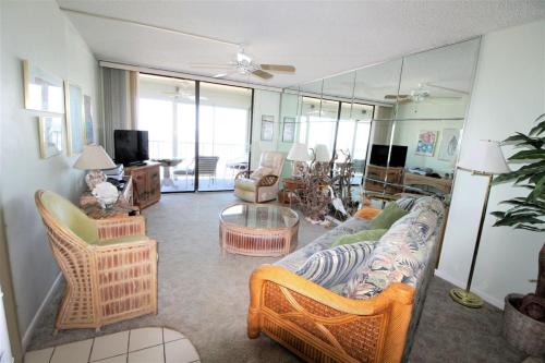 Gulf Front Beauty 2BD 2BA w Bonus Room Sand Castle in Clearwater Beach, USA