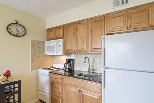 Maderia Beach Tropic Breeze Unit 3 Ground Floor in St Pete Beach, USA