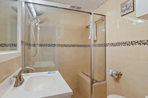 Maderia Beach Tropic Breeze Unit 3 Ground Floor in St Pete Beach, USA