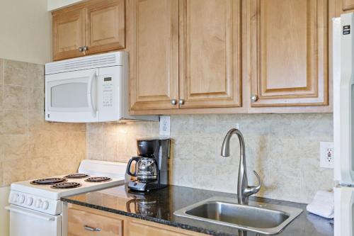 Maderia Beach Tropic Breeze Unit 3 Ground Floor in St Pete Beach, USA