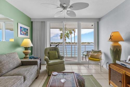 Bay Front Bahia Vista Condo 8-414 in Tierra Verde, USA