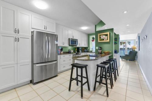 Bay Front Bahia Vista Condo 8-414 in Tierra Verde, USA