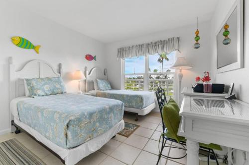 Bay Front Bahia Vista Condo 8-414 in Tierra Verde, USA