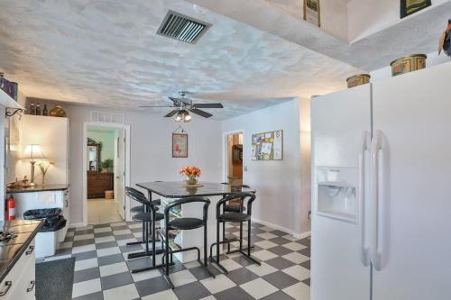 Konyha, Seminole Comfort Private Pool Home 3BD 2BA in Seminole (FL)