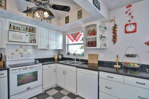 Konyha, Seminole Comfort Private Pool Home 3BD 2BA in Seminole (FL)
