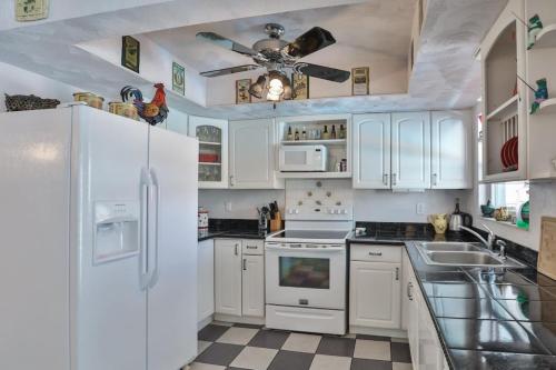 Konyha, Seminole Comfort Private Pool Home 3BD 2BA in Seminole (FL)