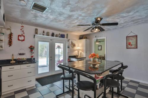 Konyha, Seminole Comfort Private Pool Home 3BD 2BA in Seminole (FL)