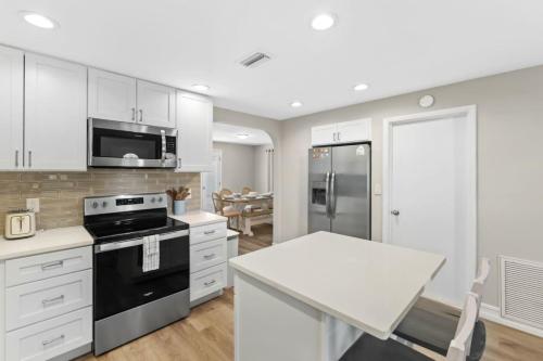 Private Seminole Pool Home Just minutes to the beach in Cross Bayou, USA