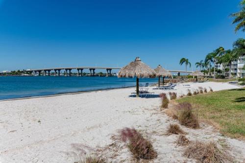 Isla Del Sol Top Floor Bahia Vista 541 in Tierra Verde, Vereinigte Staaten von Amerika