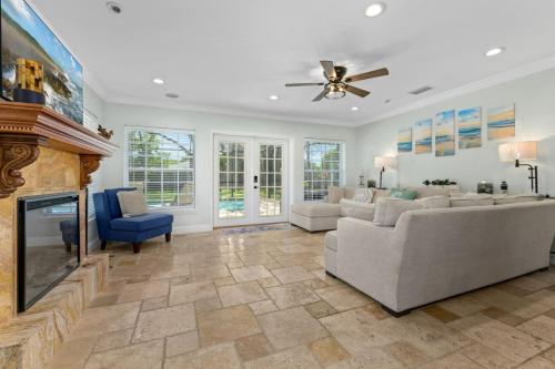 Tarpon Springs Treasure 4BD 2BA Huge Backyard in , USA