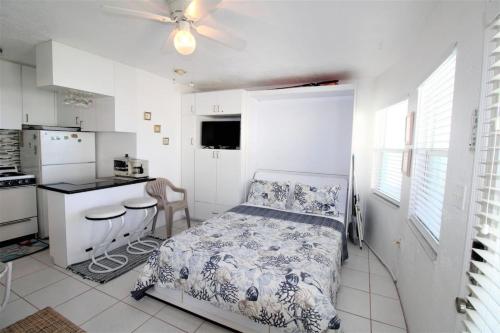 Sea Rocket 24 Second Floor Beachside Retreat in in St Pete Beach, USA