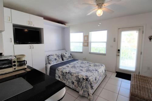 Sea Rocket 24 Second Floor Beachside Retreat in in St Pete Beach, USA