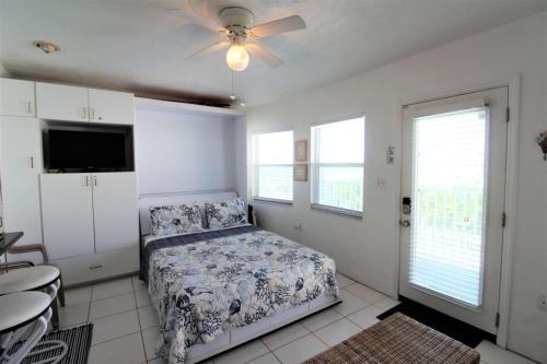 Sea Rocket 24 Second Floor Beachside Retreat in in St Pete Beach, USA