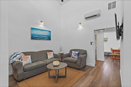 Park Place A Cozy 2BD 1BA, Just 5 in Orange Terrace, USA