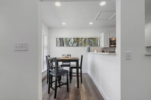 Park Place A Cozy 2BD 1BA, Just 5 in Orange Terrace, USA