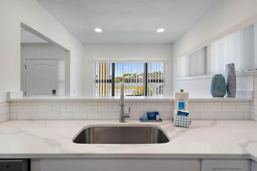 Park Place A Cozy 2BD 1BA, Just 5 in Orange Terrace, USA