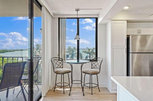 St. Pete Isla Del Sol Bahia J 408 2BD 2BA in Point Brittany, USA