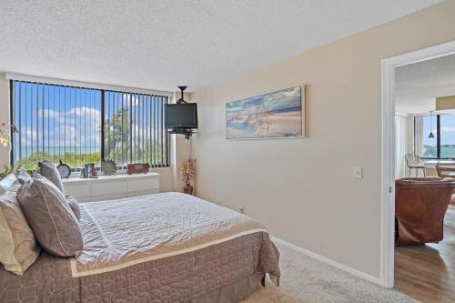 St. Pete Isla Del Sol Bahia J 408 2BD 2BA in Point Brittany, USA