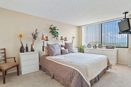 St. Pete Isla Del Sol Bahia J 408 2BD 2BA in Point Brittany, USA