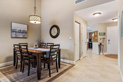 Gorgeous Updated 2 Bedroom Lake View Unit in in Tierra Verde, USA