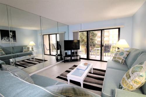 Madeira Place 303 1BD 2BA Retreat Near Johns in St Pete Beach, USA
