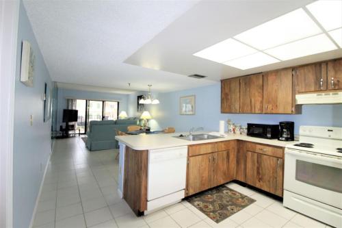 Madeira Place 303 1BD 2BA Retreat Near Johns in St Pete Beach, USA