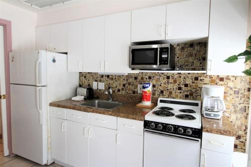 Sea Rocket 2 - Ground Floor Paradise in North in St Pete Beach, USA