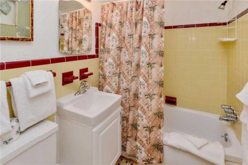 Sea Rocket 2 - Ground Floor Paradise in North in St Pete Beach, USA