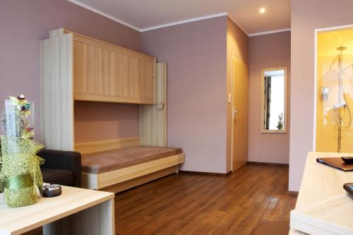 1 king bed, 2 twin beds, 1 sofa bed