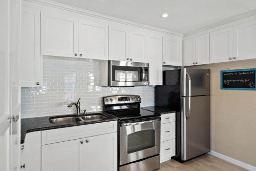 Sea Rocket 28 1BD 1BA Beachside Tranquility in in St Pete Beach, USA